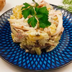 Салат с морепродуктами и картофелем
