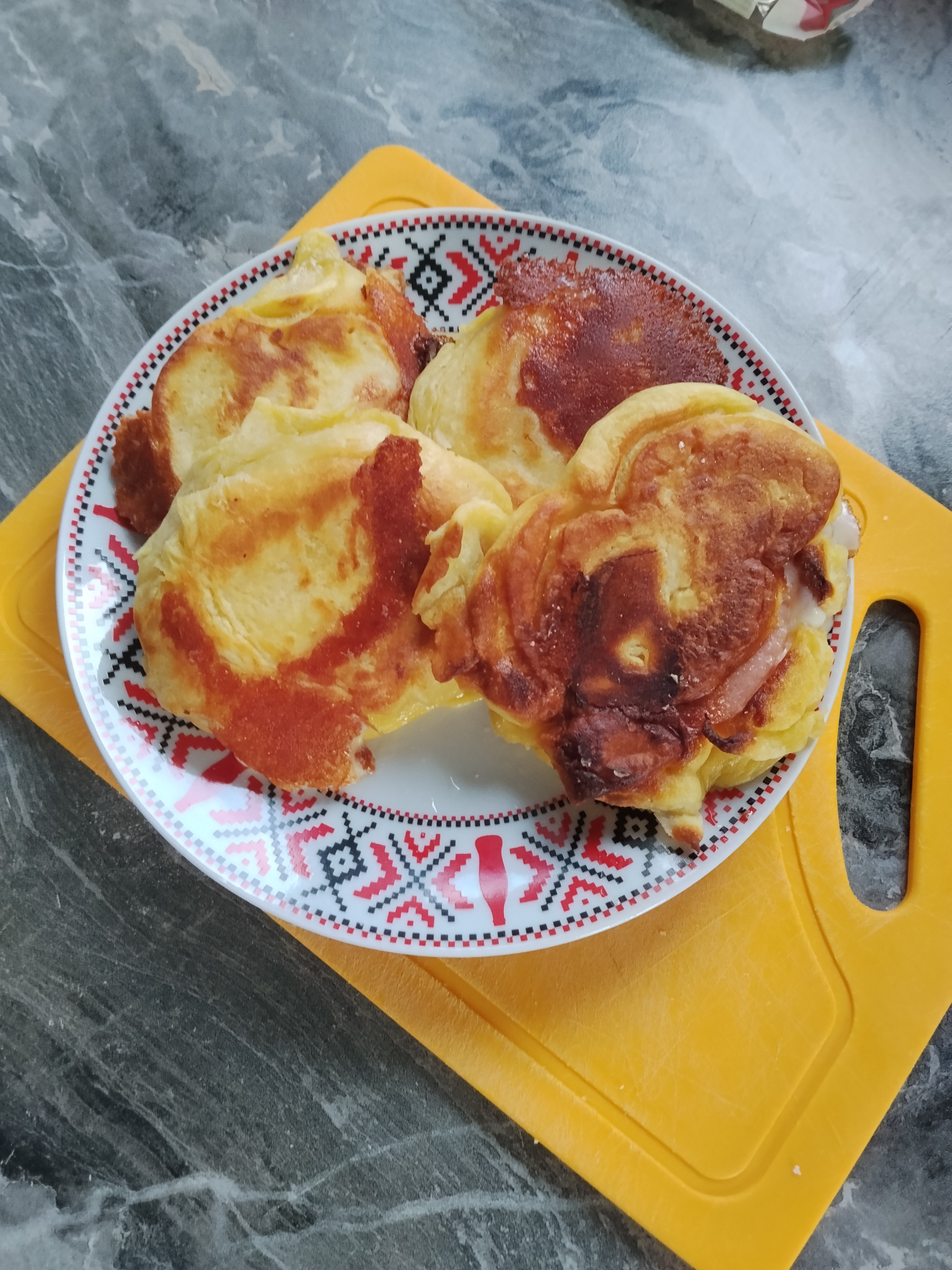 Оладьи с колбасой и сыром