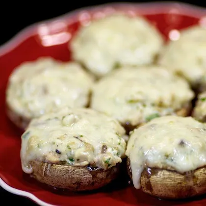 Запеченные шампиньоны с курицей и сыром в духовке