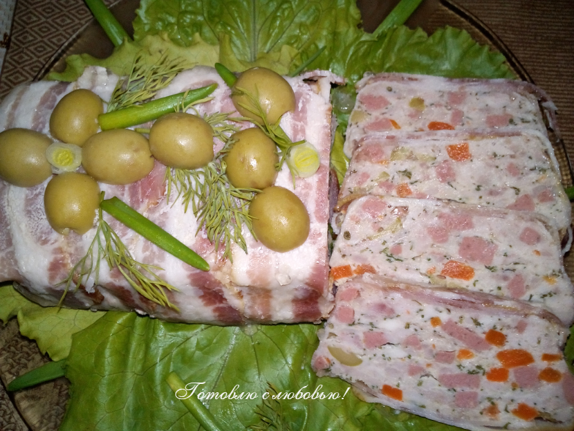 Террин из курицы в беконе