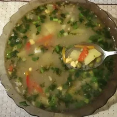 Куриный суп с зелёным горошком и яйцом