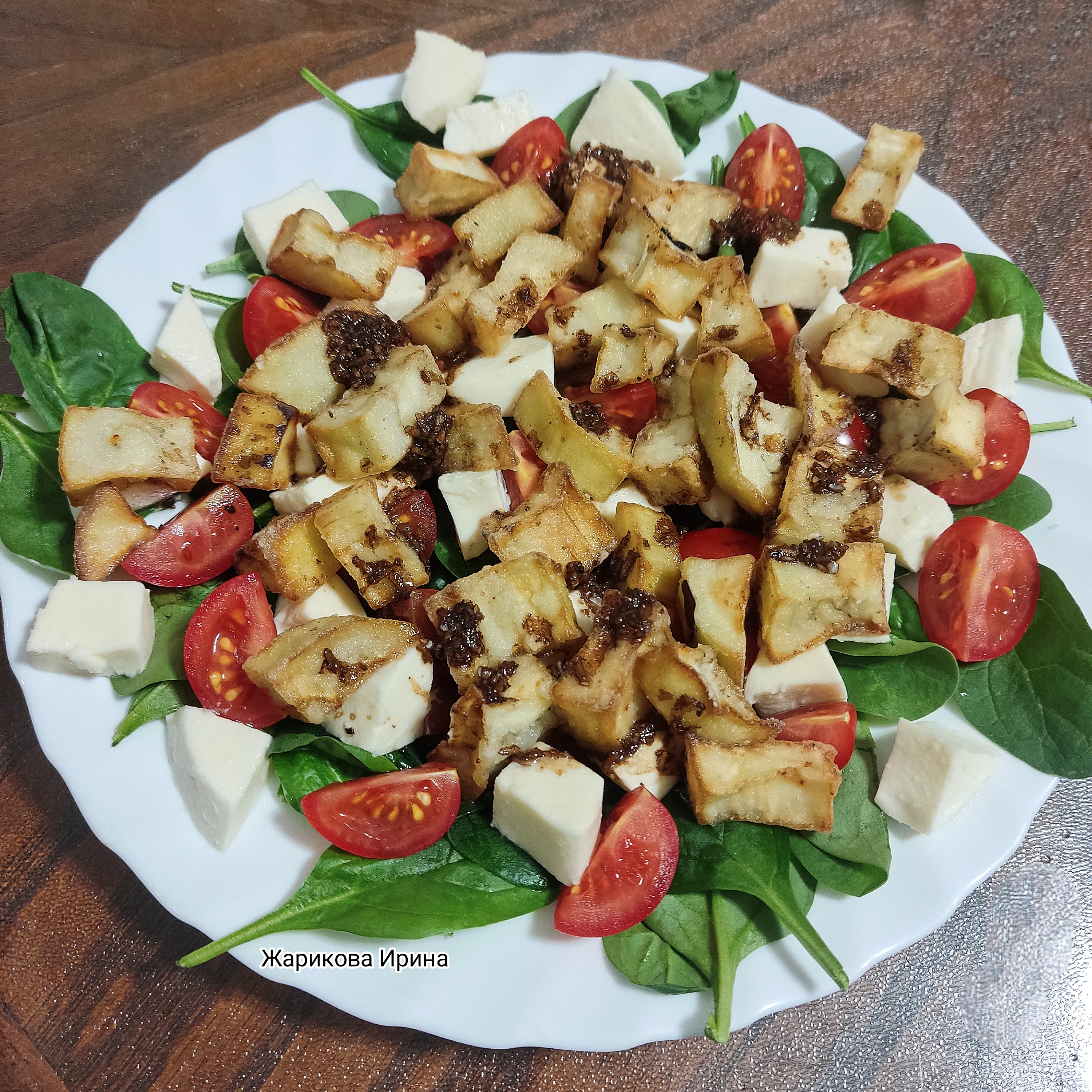 Салат с хрустящими баклажанами, шпинатом и моцареллой