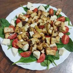 Салат с хрустящими баклажанами, шпинатом и моцареллой