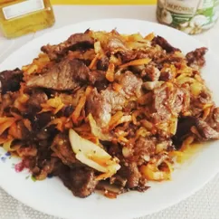 Жареная говядина с луком и морковью