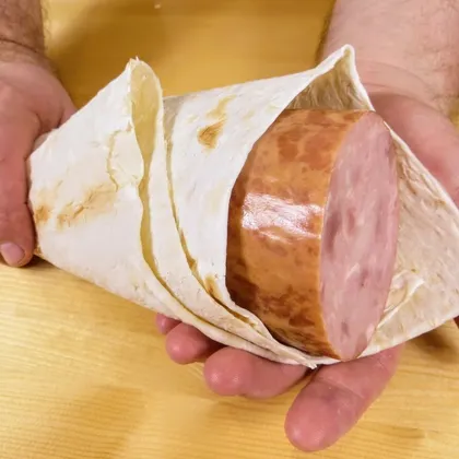 Завернем колбасу в лаваш и получим вкусную закуску или завтрак / Рецепты на скорую руку