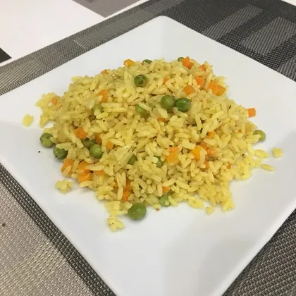 Рис с морковью и зелёным горошком