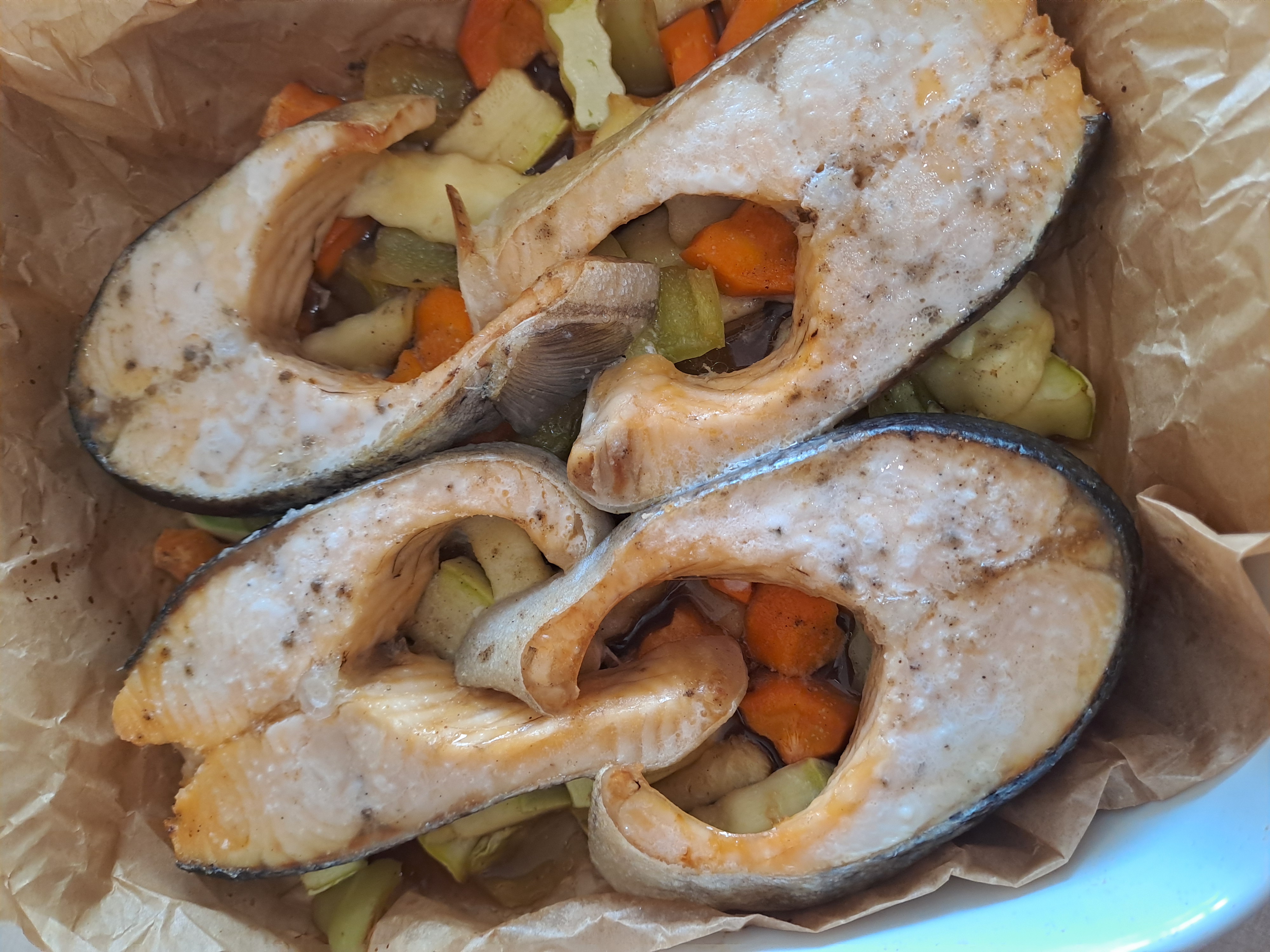 Запеченные стейки форели с овощами