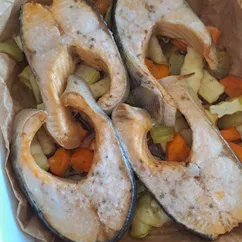 Запеченные стейки форели с овощами
