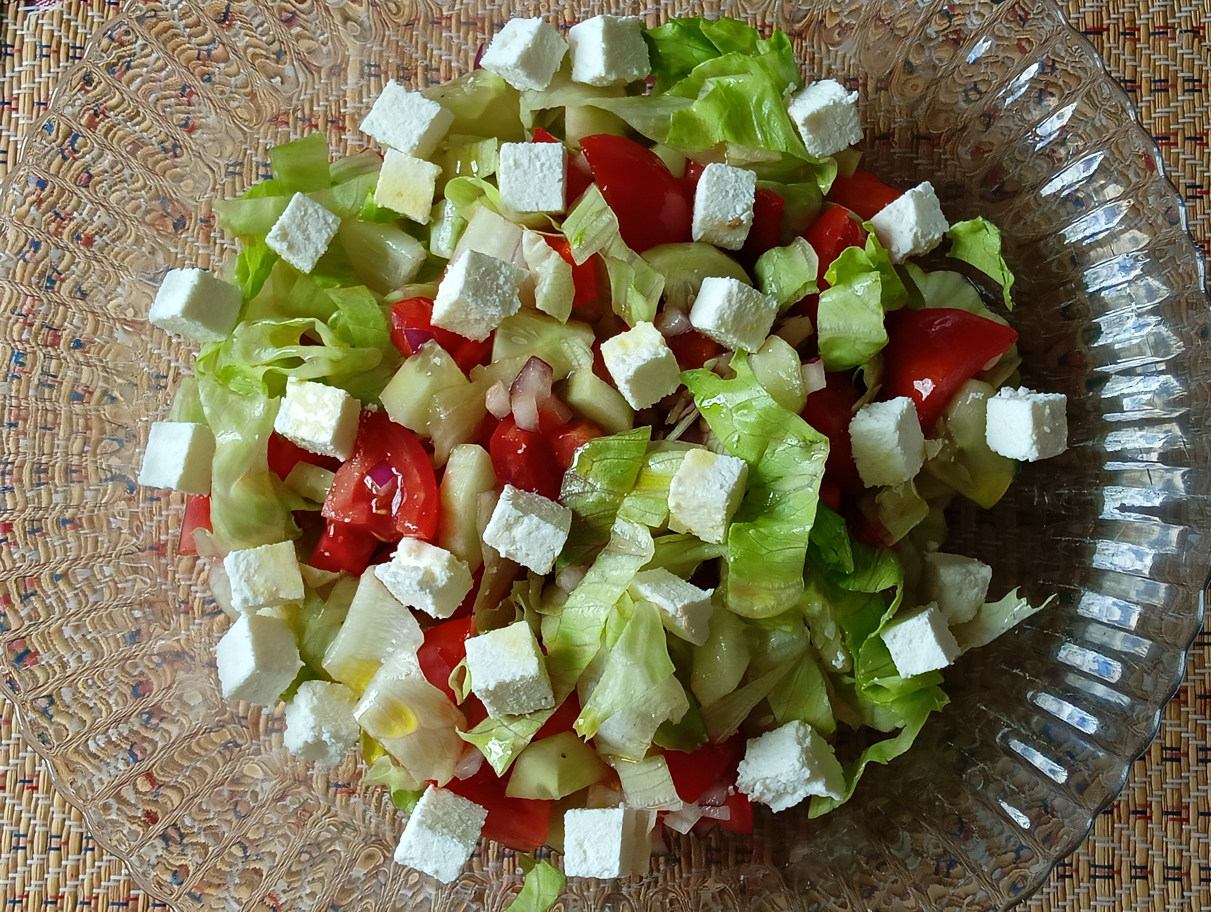 Салат овощной с печеным перцем и домашним сыром