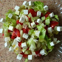Салат овощной с печеным перцем и домашним сыром