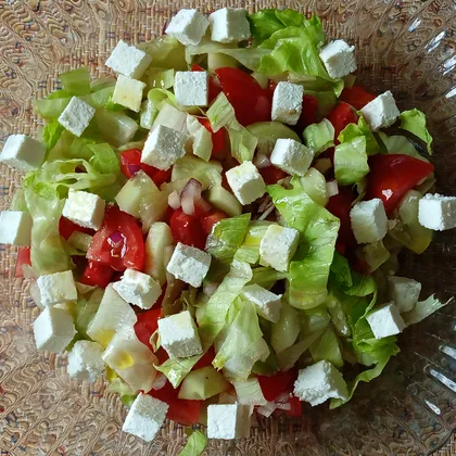 Салат овощной с печеным перцем и домашним сыром
