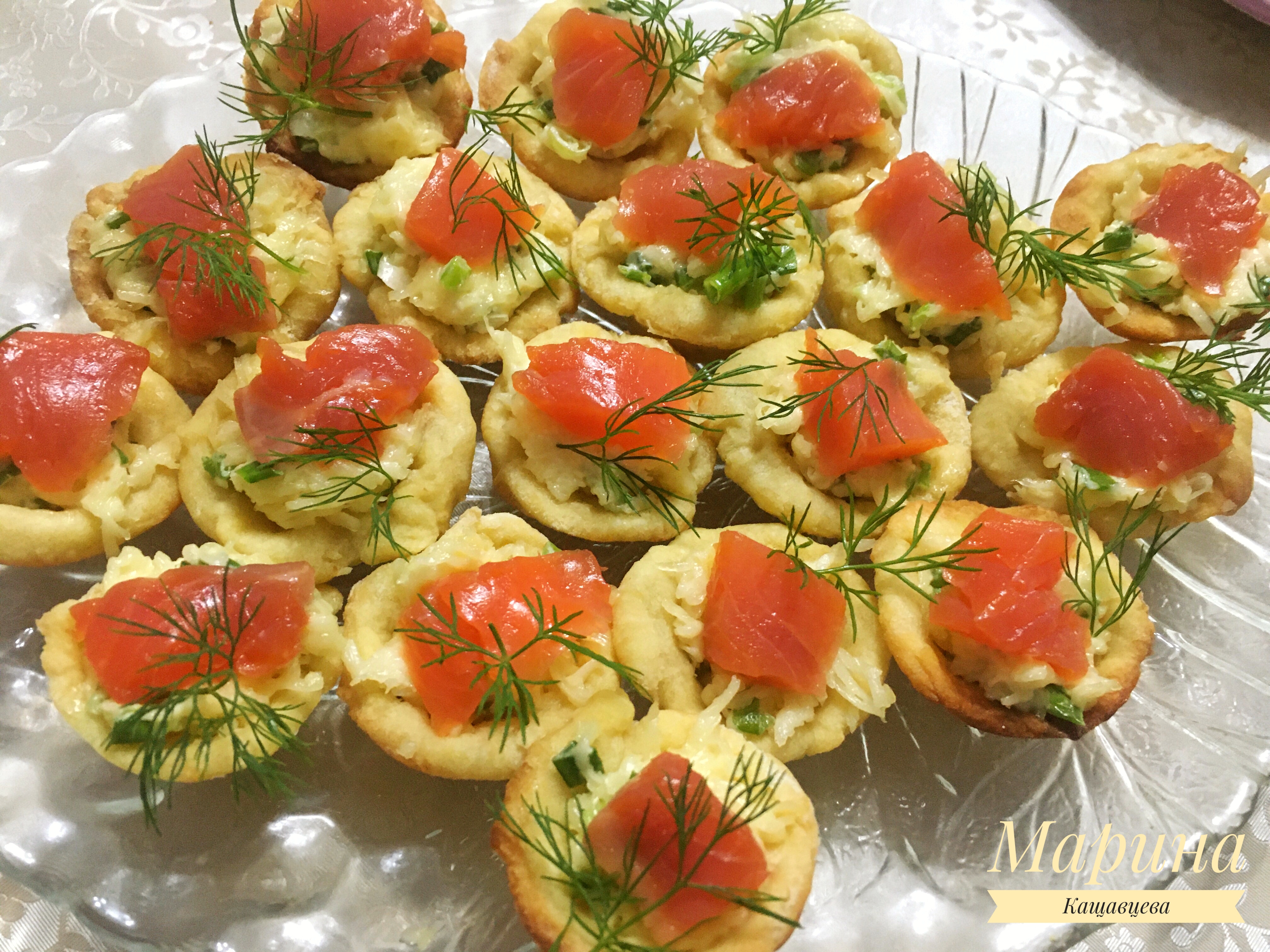 Тарталетки с сырной начинкой и форелью 