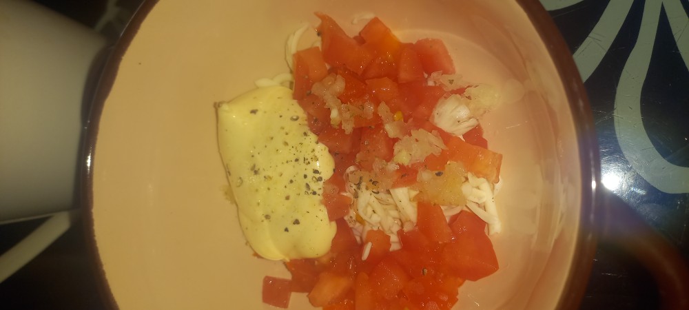 Салат с плавленым сыром и помидором