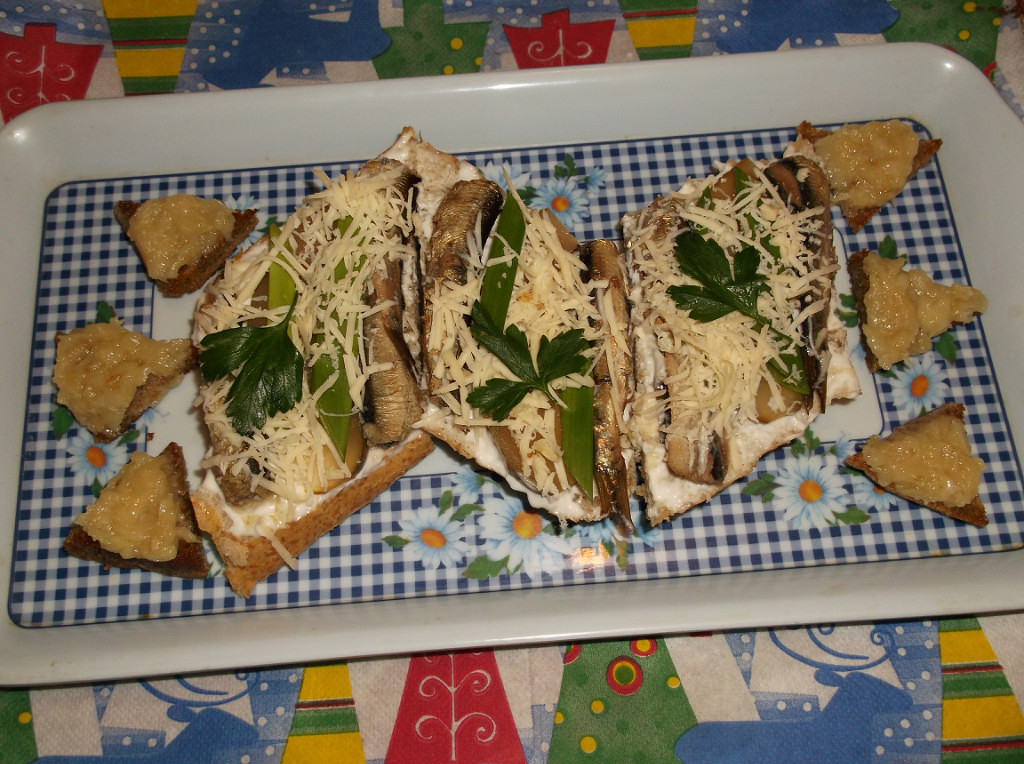 Бутерброды со шпротами с черным хлебом
