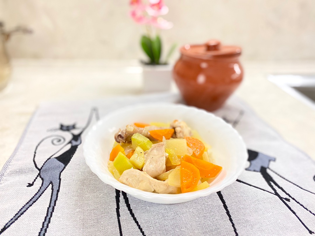 Курица с овощами в горшочках