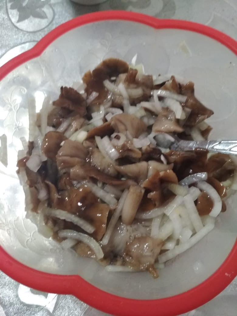 Грибочки с луком