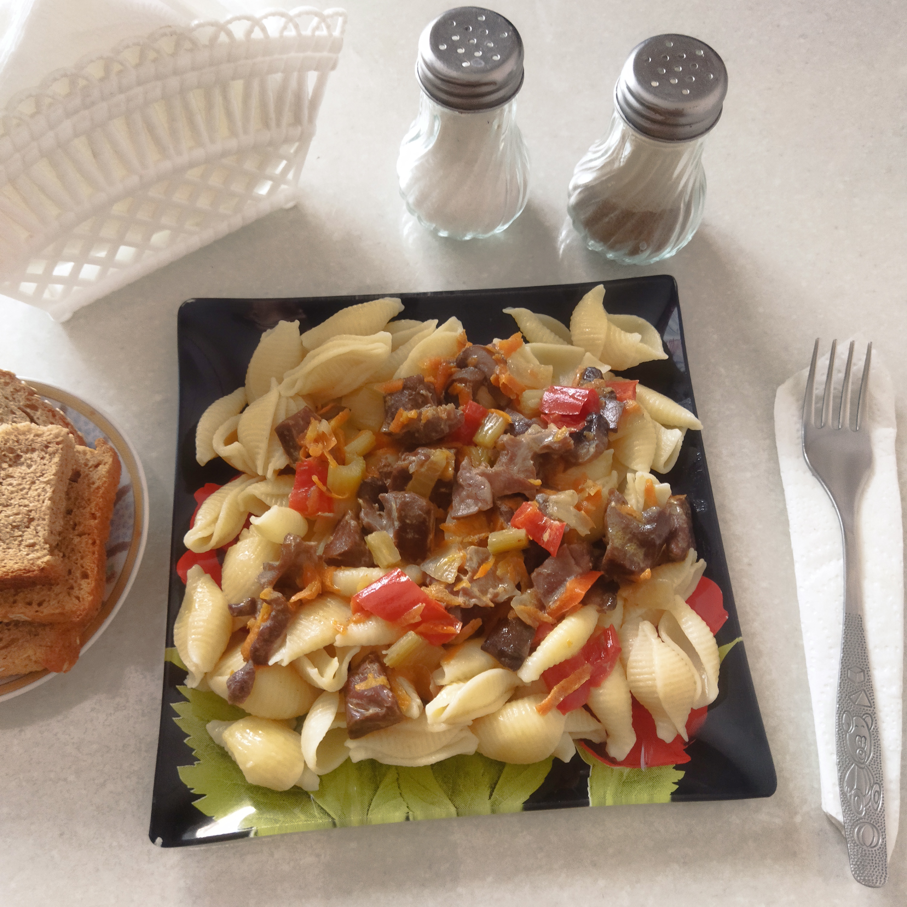 Гуляш из свиного сердца с подливой