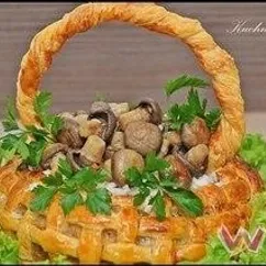 Корзина из слоеного теста с мясом, рисом и грибами