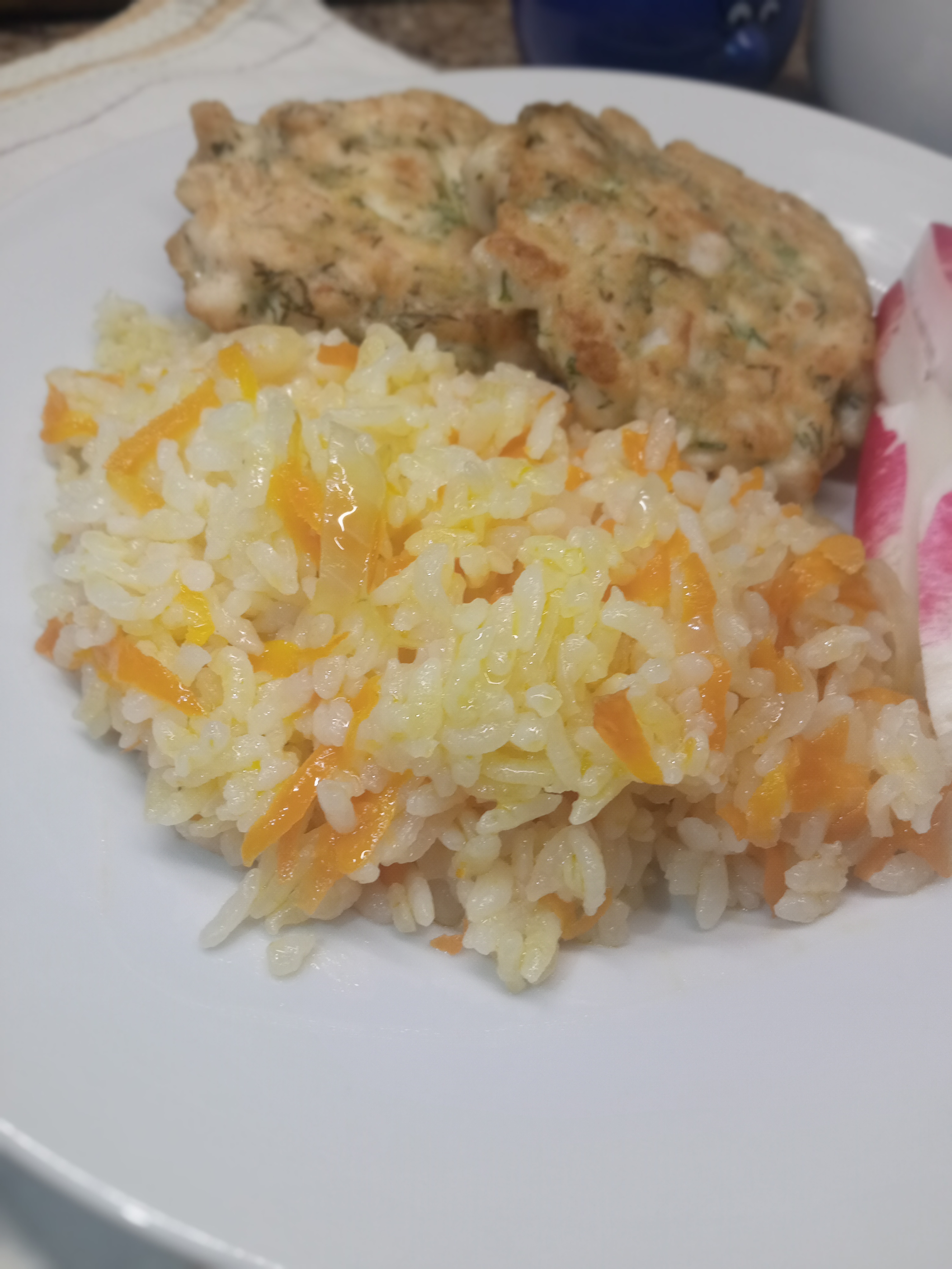 Рис с морковью и луком на сковороде