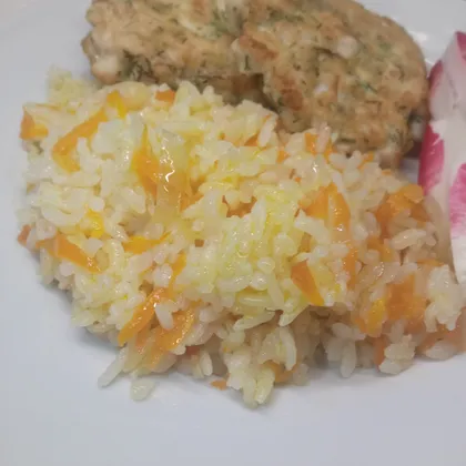 Рис с морковью и луком на сковороде