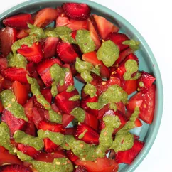 Салат с клубникой и песто