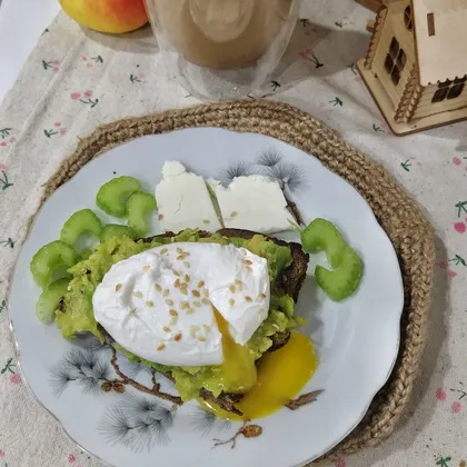 Супер завтрак. Бутерброд с авокадо и яйцом, кофе с молоком