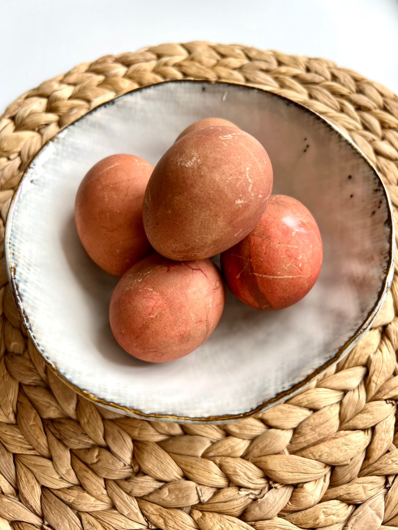 Пасхальные яйца окрашенные в заварке