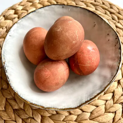 Пасхальные яйца окрашенные в заварке