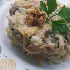 Ореховый салат с кальмарами