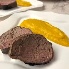 Филе говядины в панировке из морской соли с пюре из тыквы