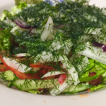 Салат из свежих овощей с дайконом
