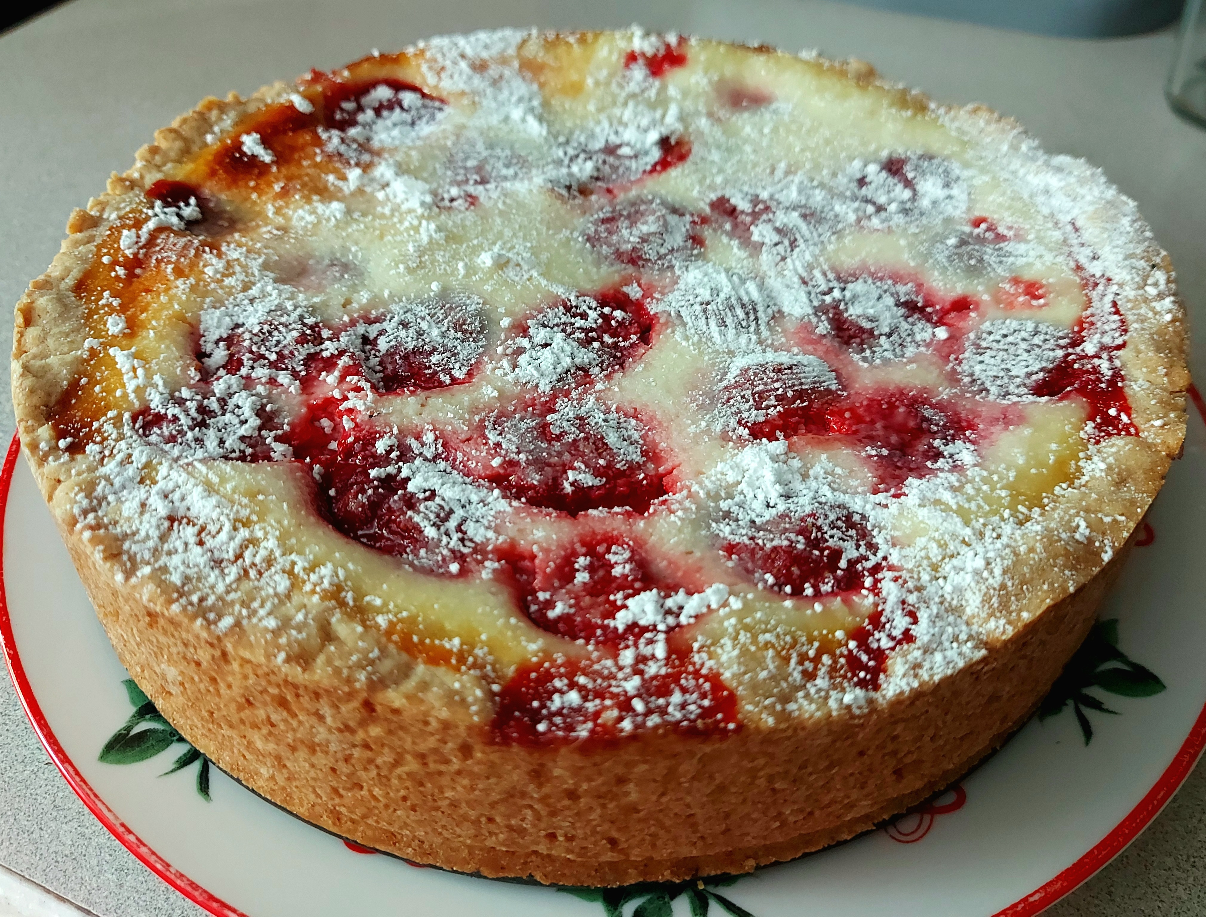 Песочный пирог с клубникой и сметанной заливкой
