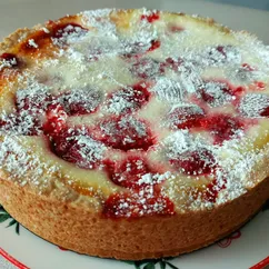 Песочный пирог с клубникой и сметанной заливкой