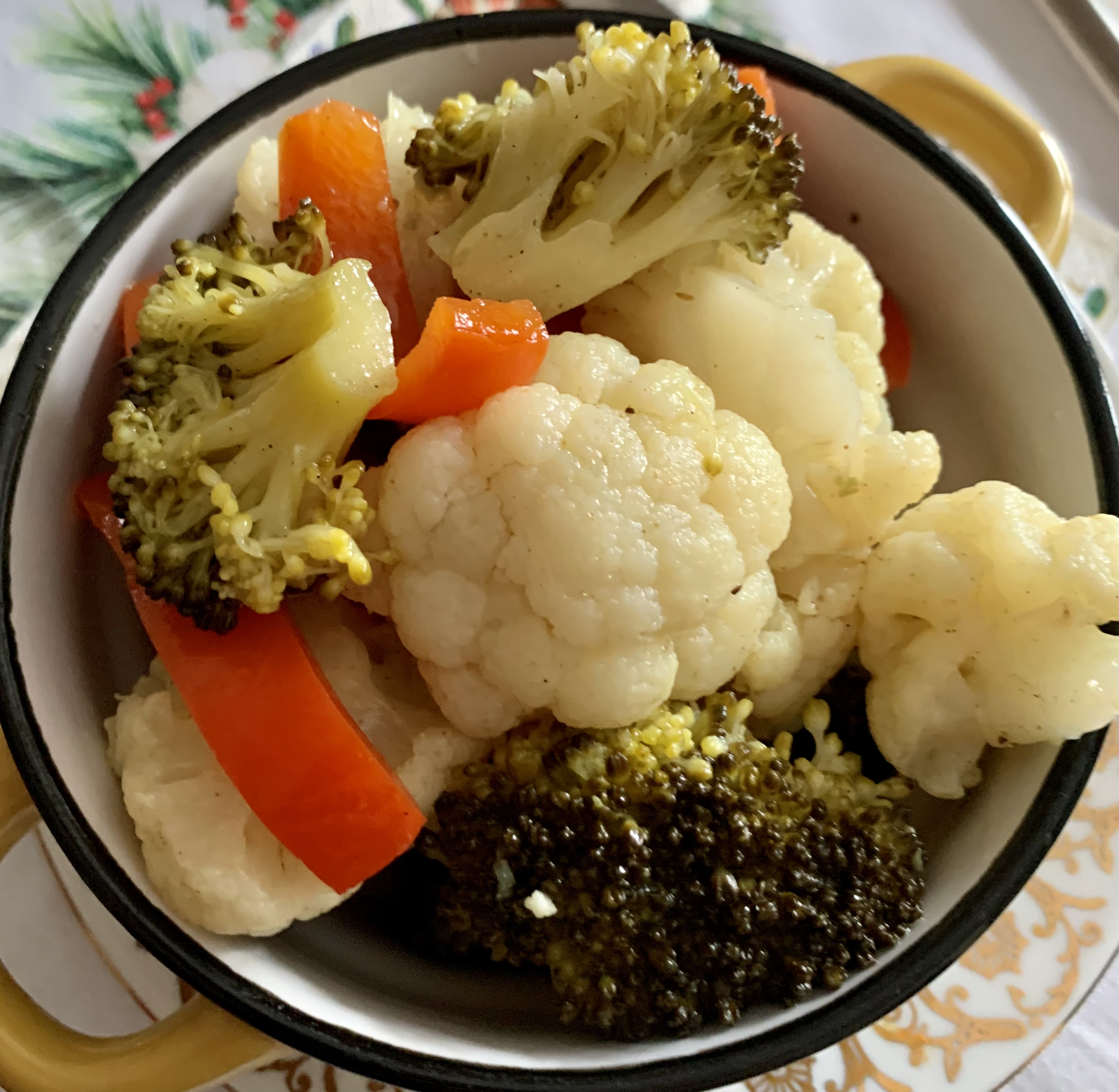 Маринованные брокколи, цветная капуста, грибы и др. 