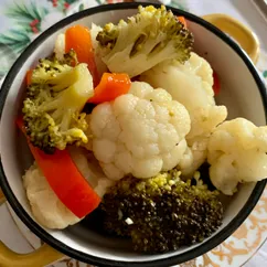 Маринованные брокколи, цветная капуста, грибы и др. 