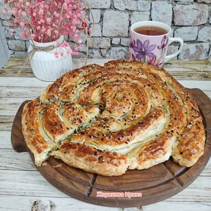 Пирог-улитка с яйцом, шпинатом и сыром