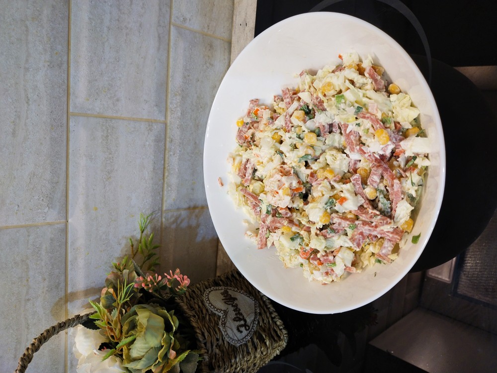 Салат из крабовых палочек с колбасой — рецепт с фото пошагово