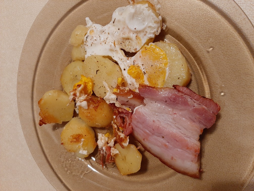 Яичница с картофелем и беконом