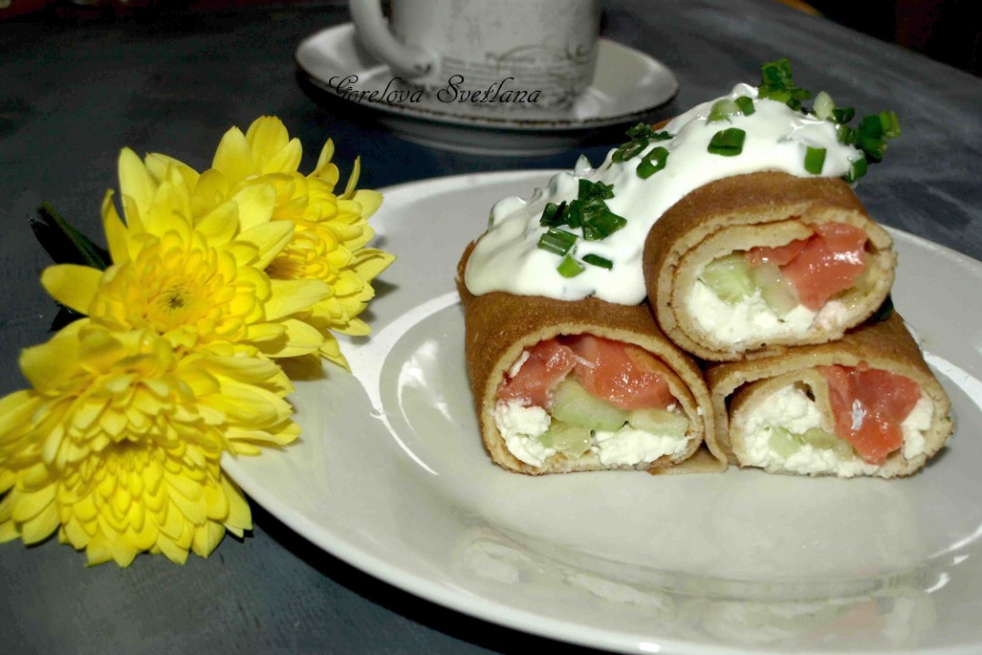 Блины с творожным сыром, форелью и огурцами