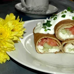 Блины с творожным сыром, форелью и огурцами