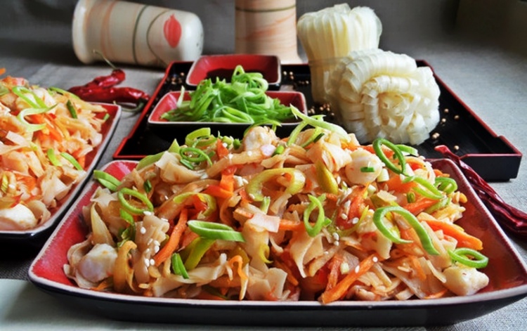 Рисовая лапша с овощами и крабовым мясом