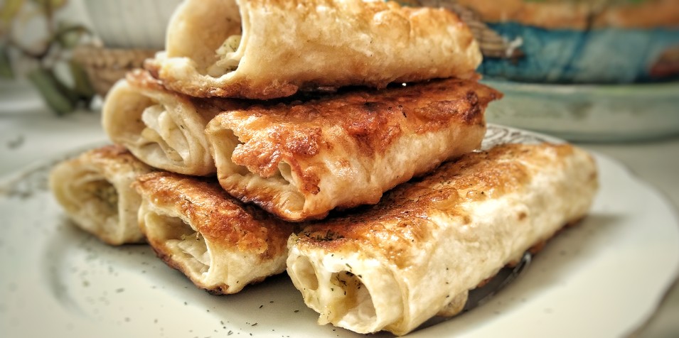 Трубочки из лаваша с яйцом и сыром