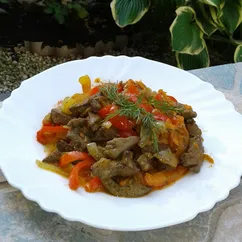 Куриная печень с овощами