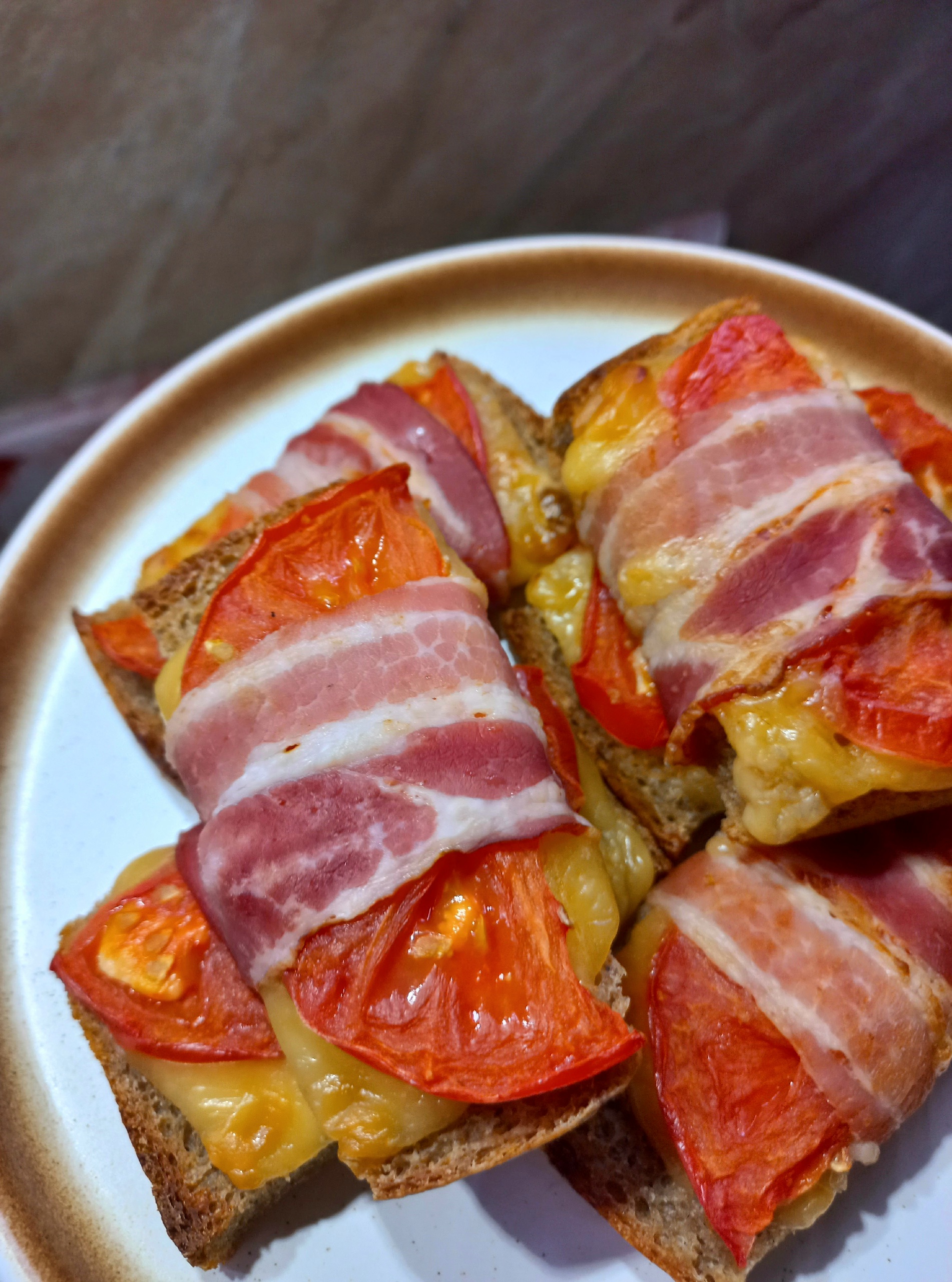 Горячие бутерброды с беконом, помидором и сыром