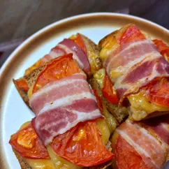 Горячие бутерброды с беконом, помидором и сыром