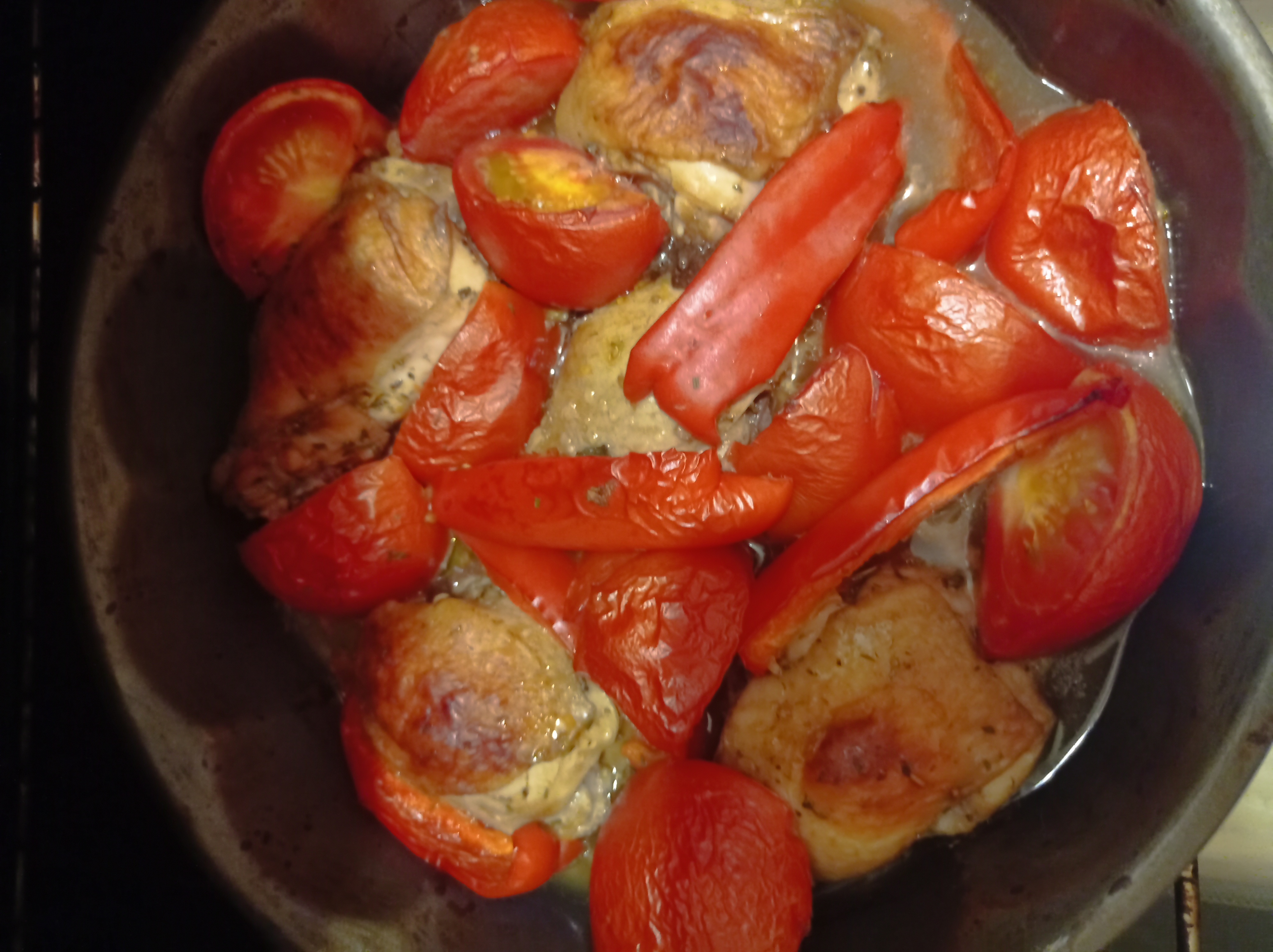 Бедрышки, запеченные с томатами и перцем 