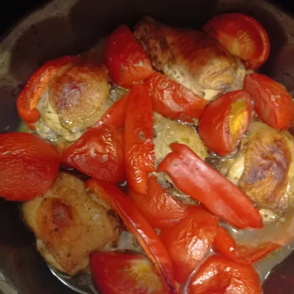 Бедрышки, запеченные с томатами и перцем 
