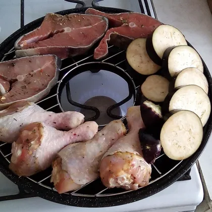 Рыба,овощи и куриные голени на сковороде гриль-газ