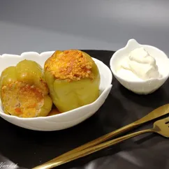 Перец фаршированный куриным фаршем и рисом