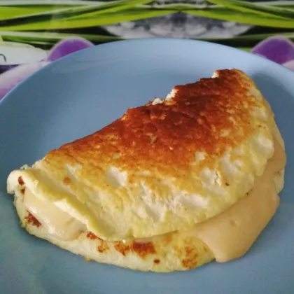 Творожный омлет с сыром